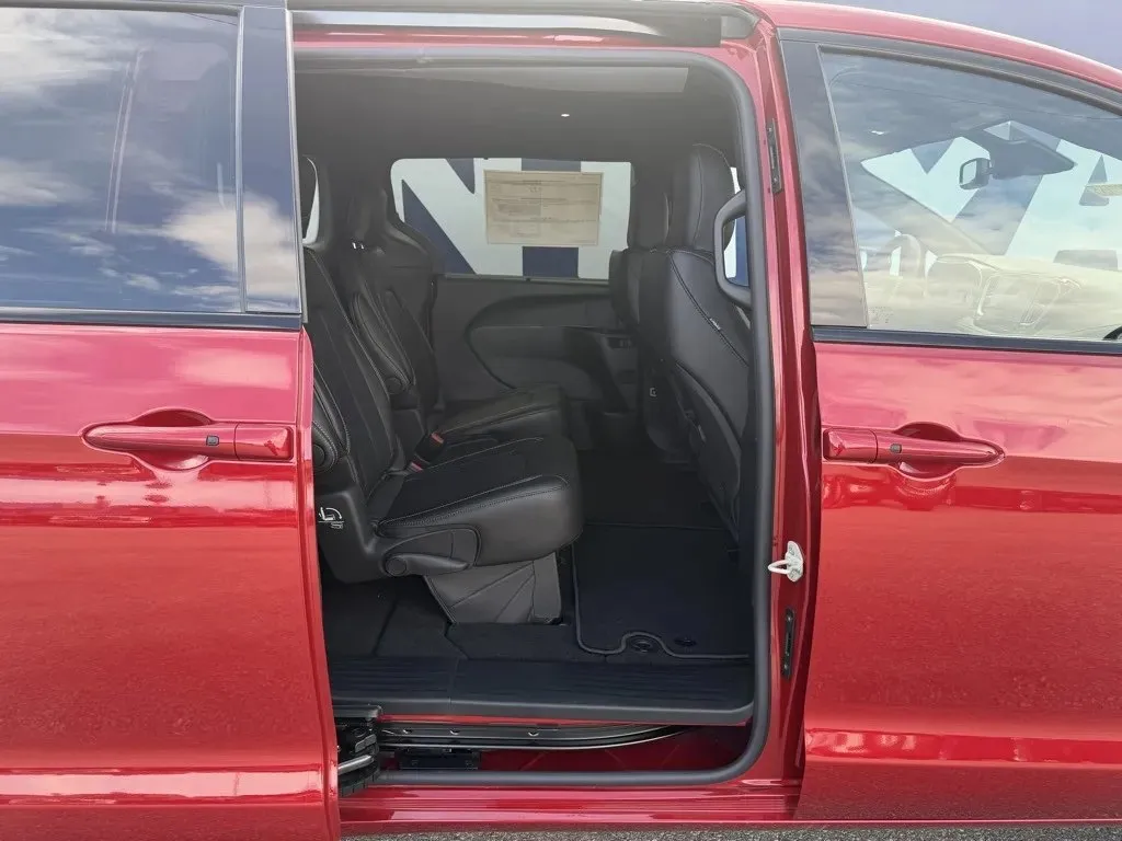 2026 Chrysler Pacifica Select - Photo 34