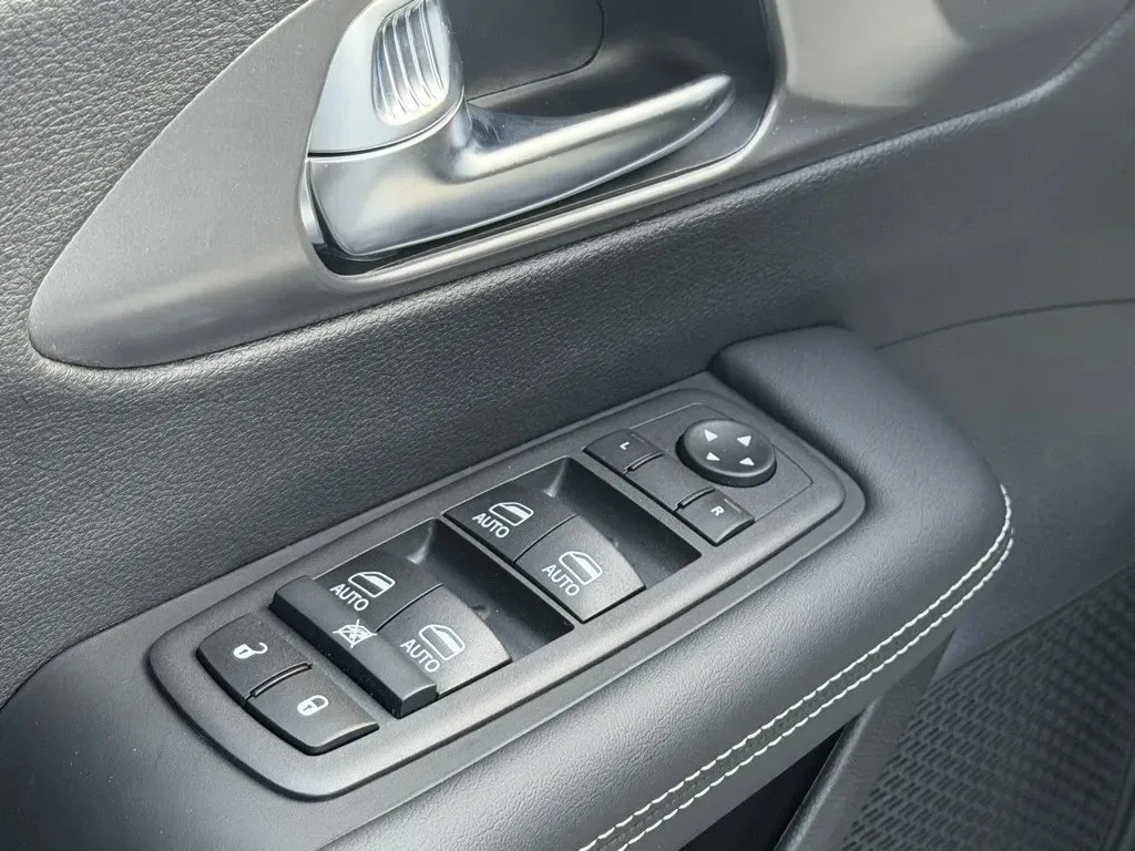 2026 Chrysler Pacifica Select - Photo 13