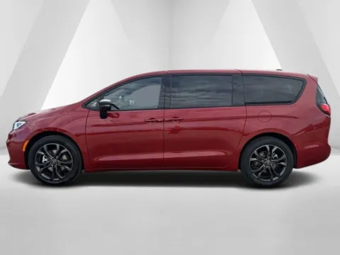 More photos of 2026 Chrysler Pacifica Select at Pure Country Automotive, KY