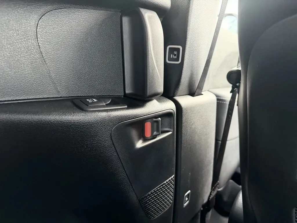 2026 Chrysler Pacifica Select - Photo 31