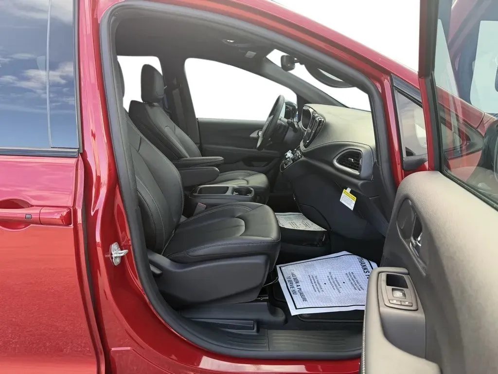 2026 Chrysler Pacifica Select - Photo 27