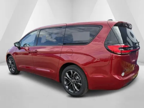 More photos of 2026 Chrysler Pacifica Select at Pure Country Automotive, KY