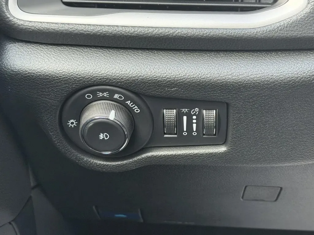 2026 Chrysler Pacifica Select - Photo 14