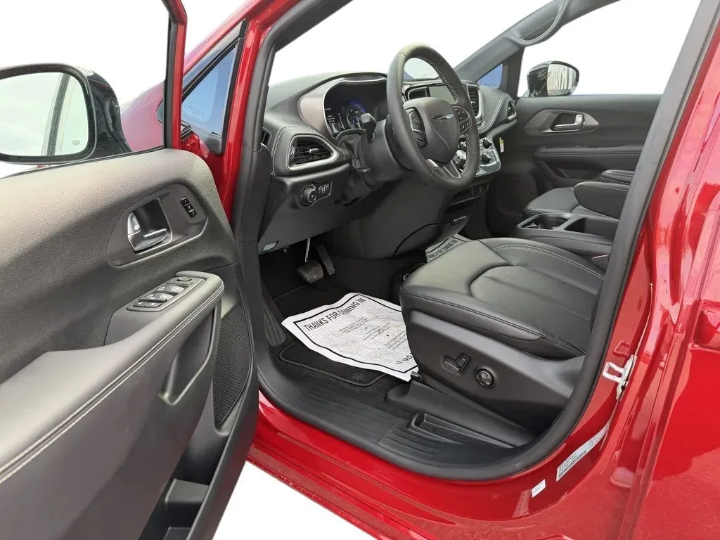 2026 Chrysler Pacifica Select - Photo 11