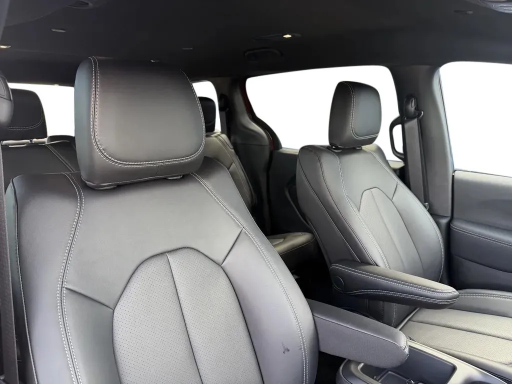 2026 Chrysler Pacifica Select - Photo 28