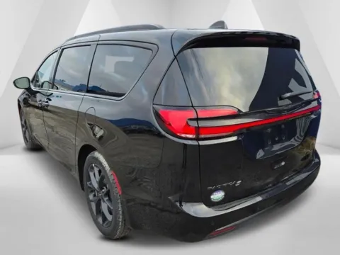 More photos of 2025 Chrysler Pacifica Limited at Pure Country Automotive, KY