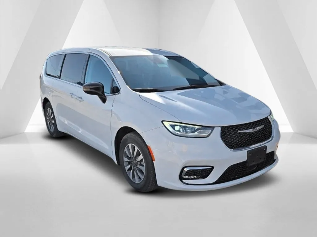 White 2024 Chrysler Pacifica Hybrid Select for sale in Grayson, KY