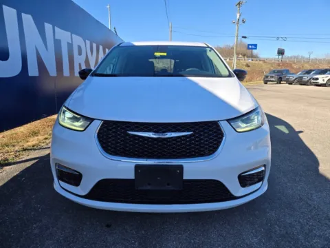 Photos of 2024 Chrysler Pacifica Hybrid Select for sale in Grayson, KY at Pure Country Automotive