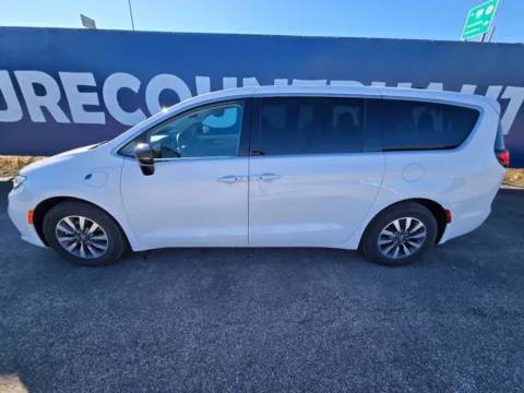 More photos of 2024 Chrysler Pacifica Hybrid Select at Pure Country Automotive, KY