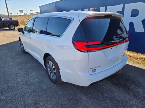 More photos of 2024 Chrysler Pacifica Hybrid Select at Pure Country Automotive, KY