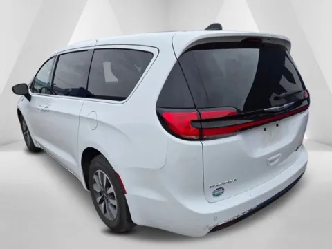 More photos of 2024 Chrysler Pacifica Hybrid Select at Pure Country Automotive, KY