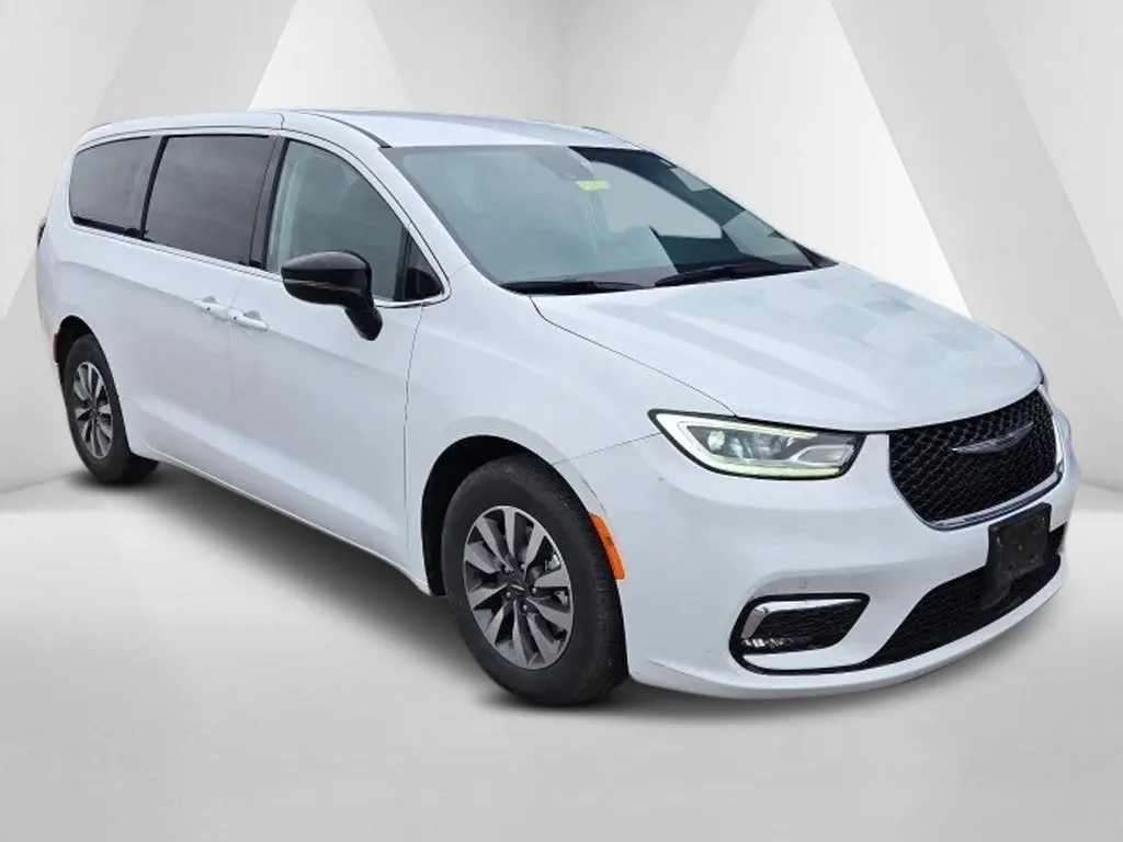 White 2024 Chrysler Pacifica Hybrid Select for sale in Grayson, KY