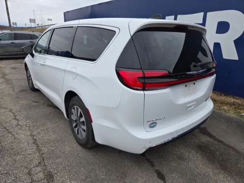 More photos of 2024 Chrysler Pacifica Hybrid Select at Pure Country Automotive, KY