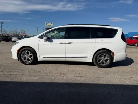 More photos of 2022 Chrysler Pacifica Limited at Pure Country Automotive, KY