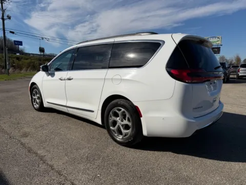 More photos of 2022 Chrysler Pacifica Limited at Pure Country Automotive, KY
