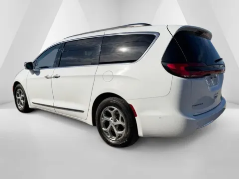 More photos of 2022 Chrysler Pacifica Limited at Pure Country Automotive, KY