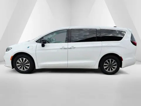 More photos of 2024 Chrysler Pacifica Hybrid Select at Pure Country Automotive, KY
