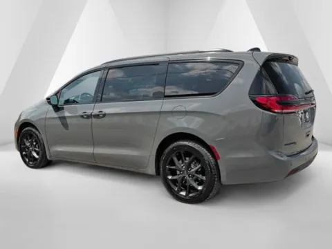 More photos of 2023 Chrysler Pacifica Limited at Pure Country Automotive, KY