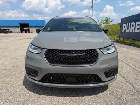 Photos of 2023 Chrysler Pacifica Limited for sale in Grayson, KY at Pure Country Automotive