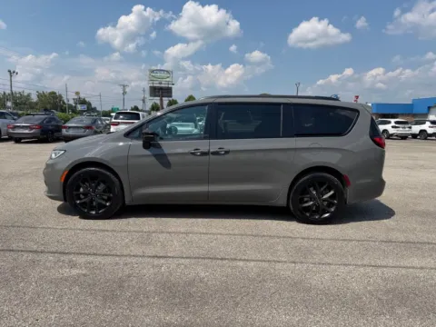 More photos of 2023 Chrysler Pacifica Limited at Pure Country Automotive, KY