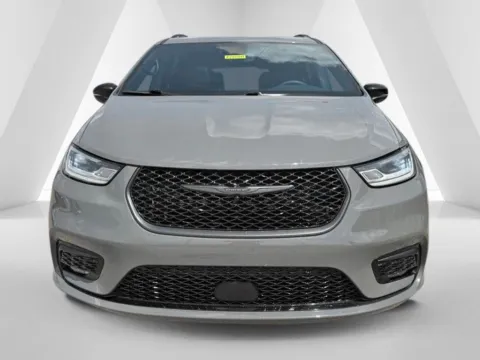 Photos of 2023 Chrysler Pacifica Limited for sale in Grayson, KY at Pure Country Automotive