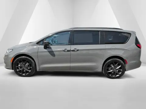 More photos of 2023 Chrysler Pacifica Limited at Pure Country Automotive, KY