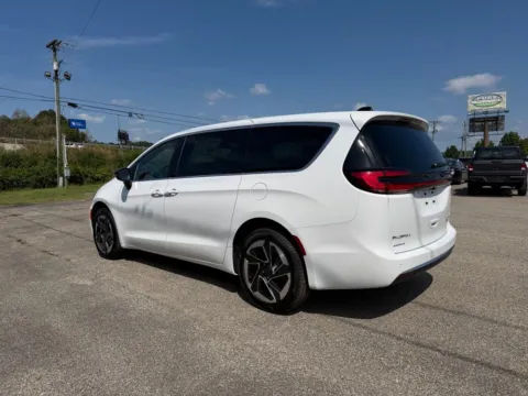 More photos of 2027 Chrysler Pacifica Limited at Pure Country Automotive, KY