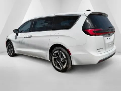 More photos of 2027 Chrysler Pacifica Limited at Pure Country Automotive, KY