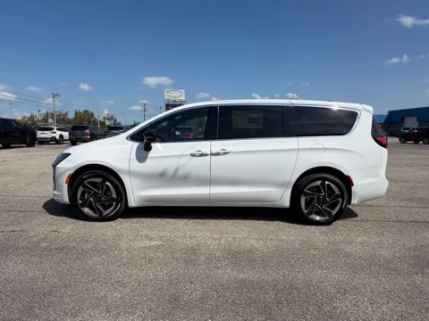 More photos of 2027 Chrysler Pacifica Limited at Pure Country Automotive, KY