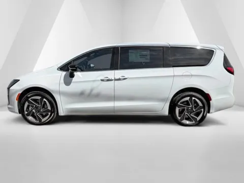 More photos of 2027 Chrysler Pacifica Limited at Pure Country Automotive, KY