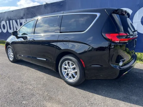 More photos of 2026 Chrysler Pacifica Select at Pure Country Automotive, KY