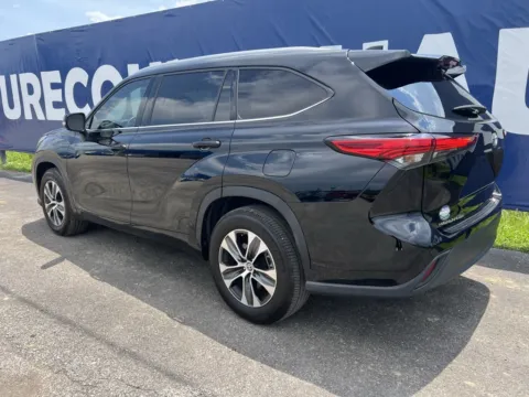 More photos of 2022 Toyota Highlander XLE at Pure Country Automotive, KY