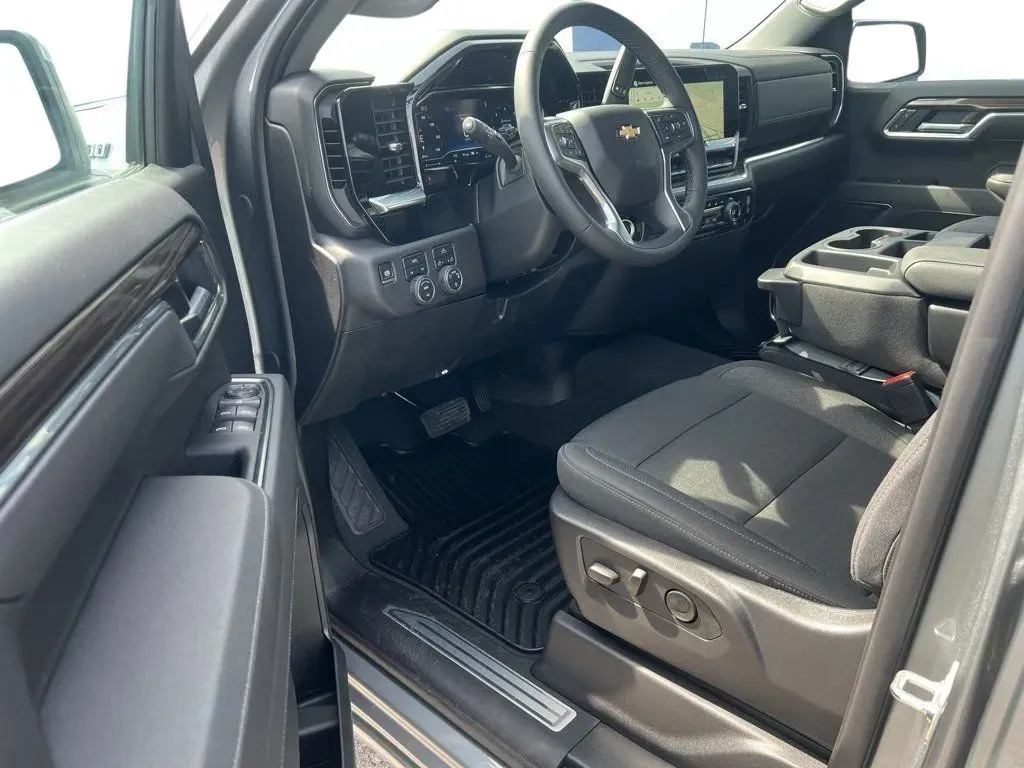 2025 Chevrolet Silverado 1500 LT - Photo 11