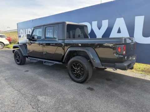 More photos of 2022 Jeep Gladiator Altitude at Pure Country Automotive, KY