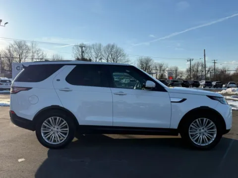 More photos of 2018 Land Rover Discovery HSE Luxury Sport Utility 4D at Drivemax, CT