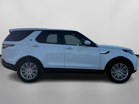 Photos of 2018 Land Rover Discovery HSE Luxury Sport Utility 4D for sale in Manchester, CT at Drivemax