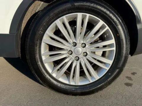 More photos of 2018 Land Rover Discovery HSE Luxury Sport Utility 4D at Drivemax, CT