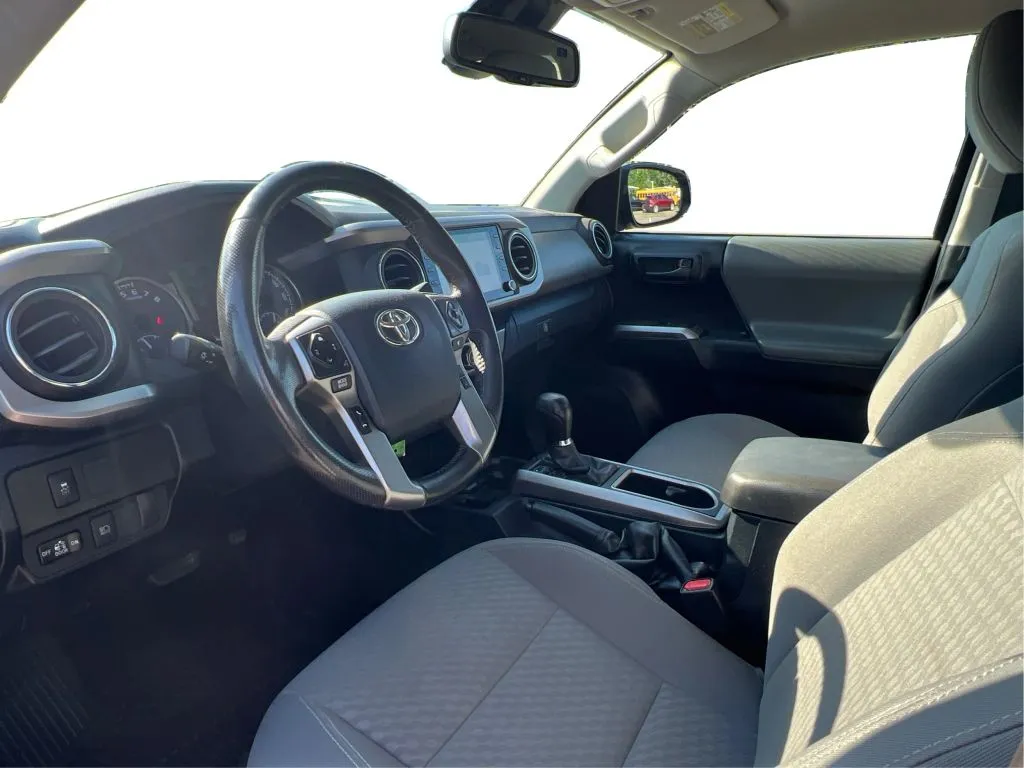 Toyota Tacoma photo 16
