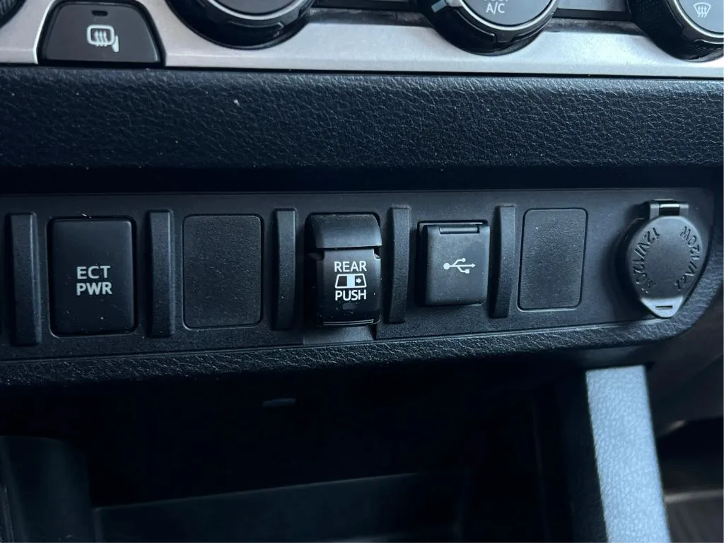 Toyota Tacoma photo 44