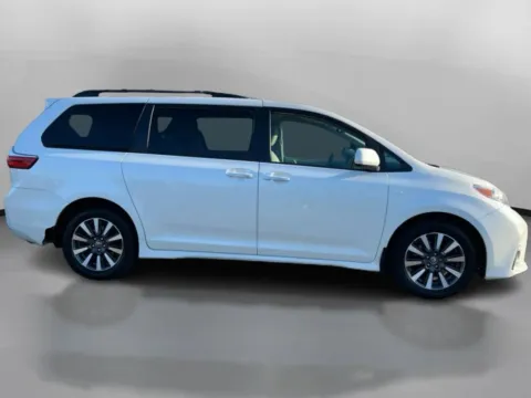 More photos of 2019 Toyota Sienna XLE Premium Minivan 4D at Drivemax, CT