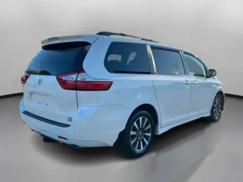 More photos of 2019 Toyota Sienna XLE Premium Minivan 4D at Drivemax, CT