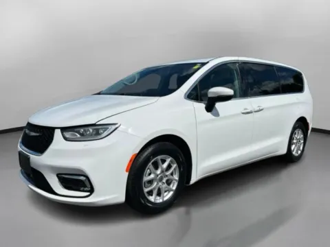 More photos of 2023 Chrysler Pacifica Touring L Van 4D at Drivemax, CT
