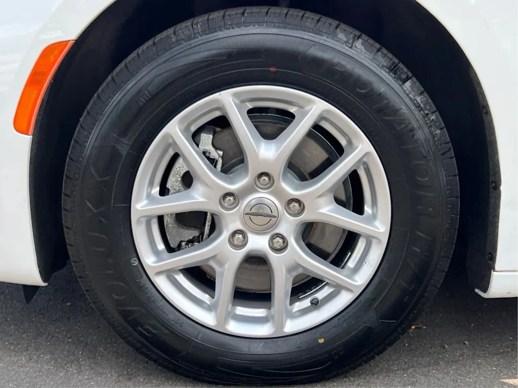 Chrysler Pacifica photo 29