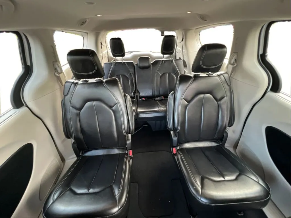 Chrysler Pacifica photo 19