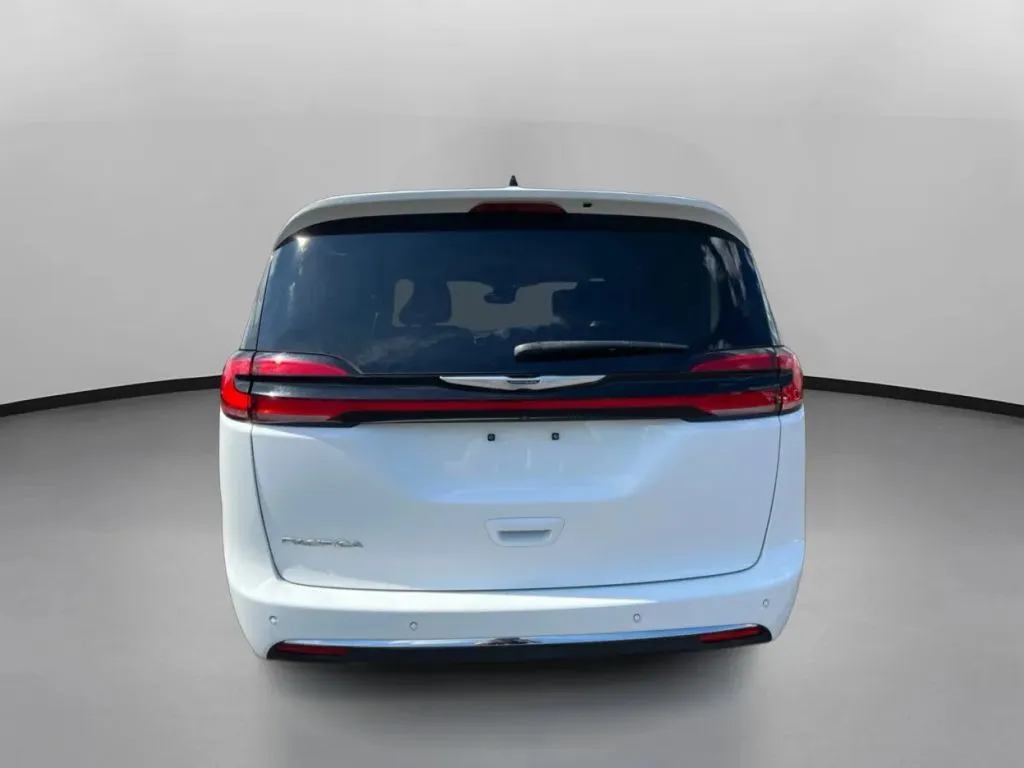 Chrysler Pacifica photo 11