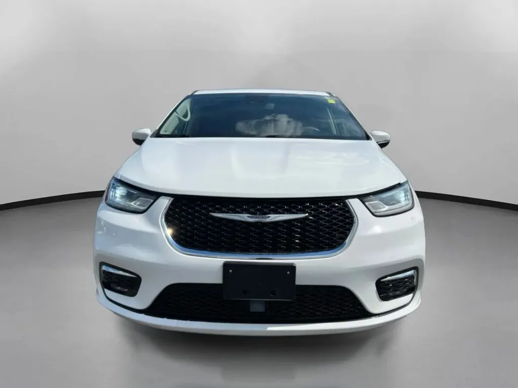 Chrysler Pacifica photo 3