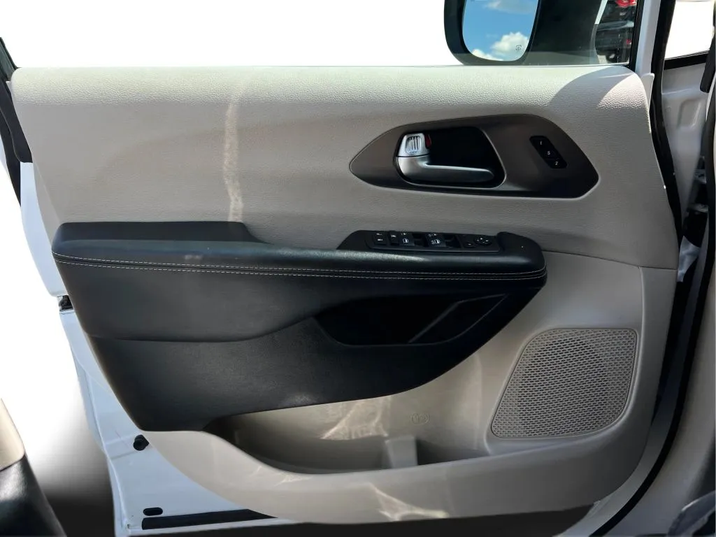 Chrysler Pacifica photo 25