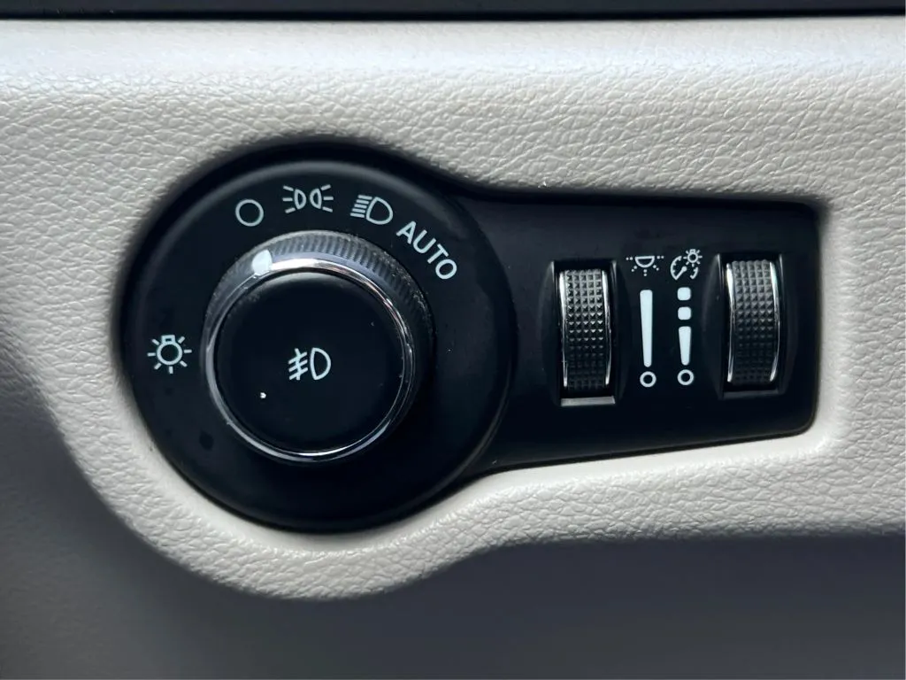 Chrysler Pacifica photo 23