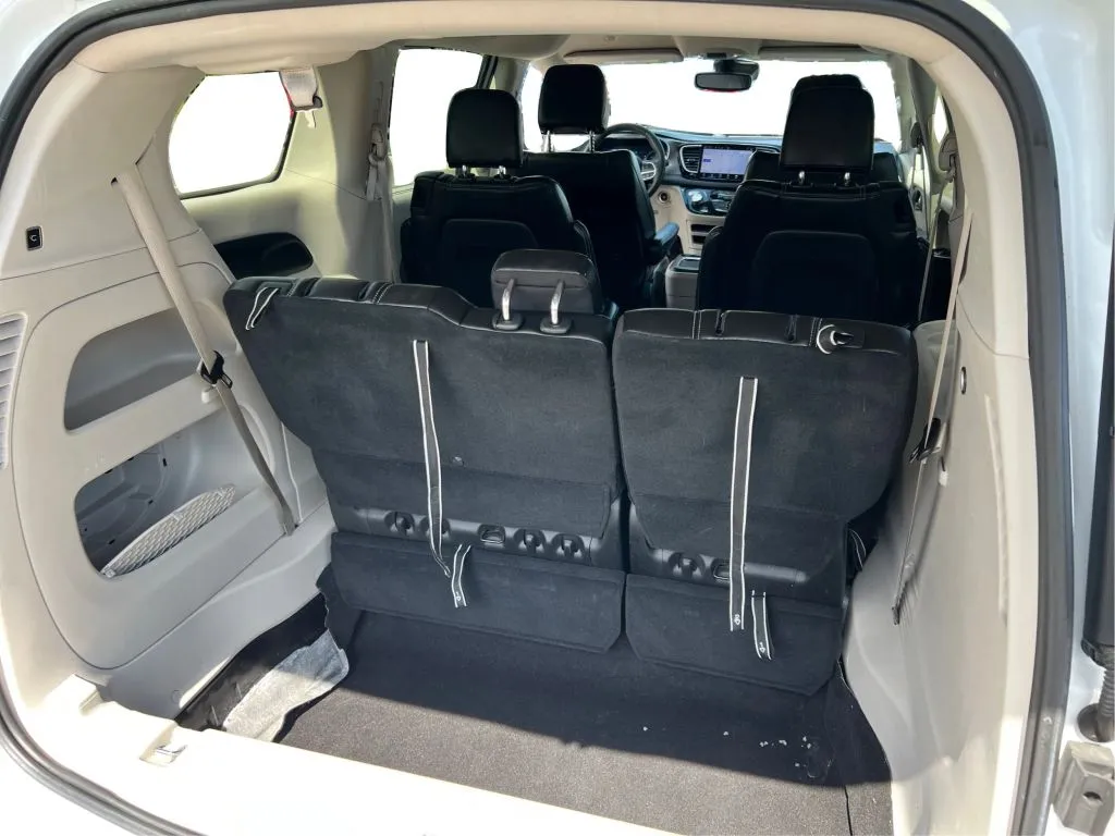 Chrysler Pacifica photo 18