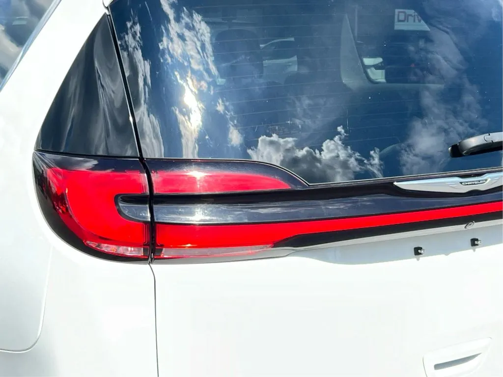 Chrysler Pacifica photo 32